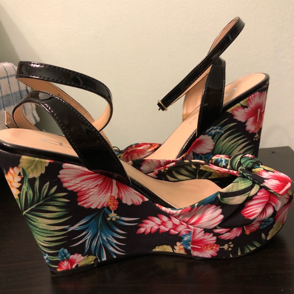 Chinese laundry flower wedges